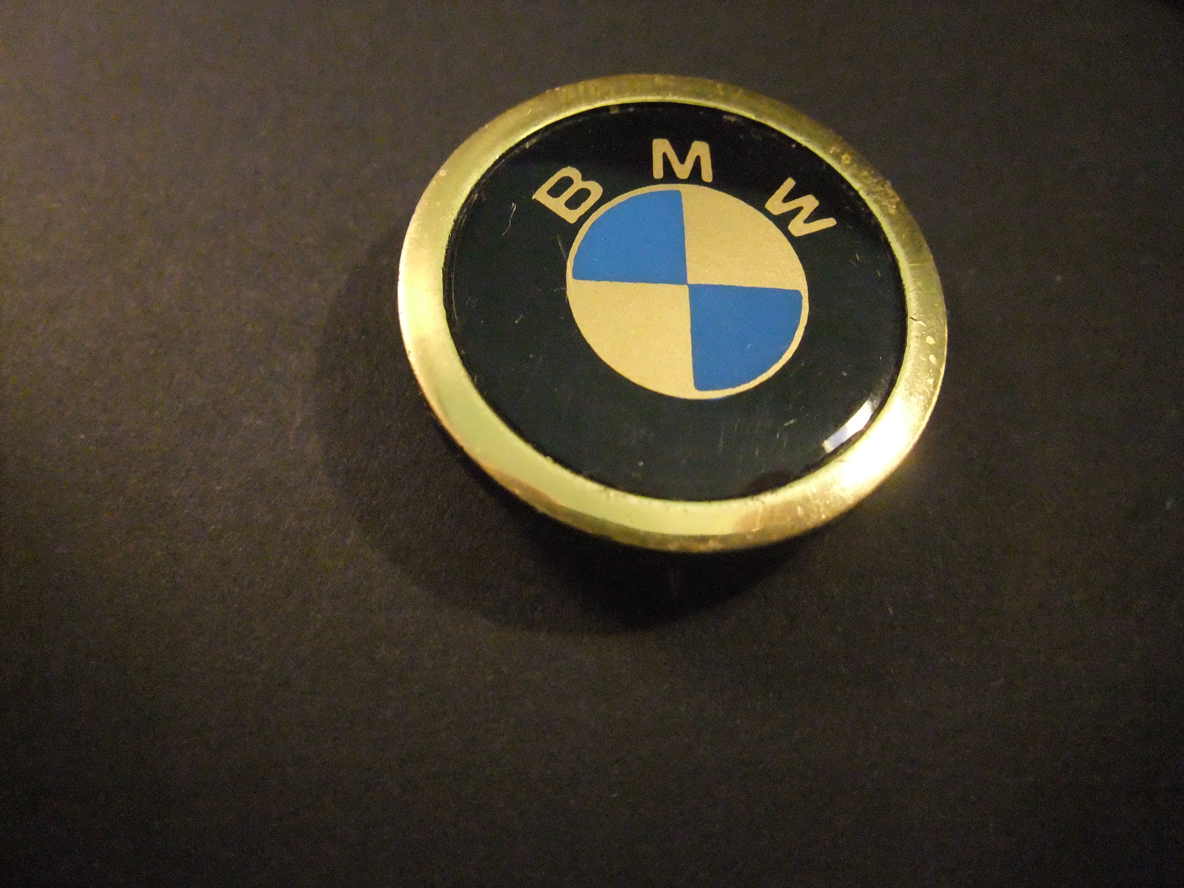 BMW auto-motor logo ( goudkleurige rand)